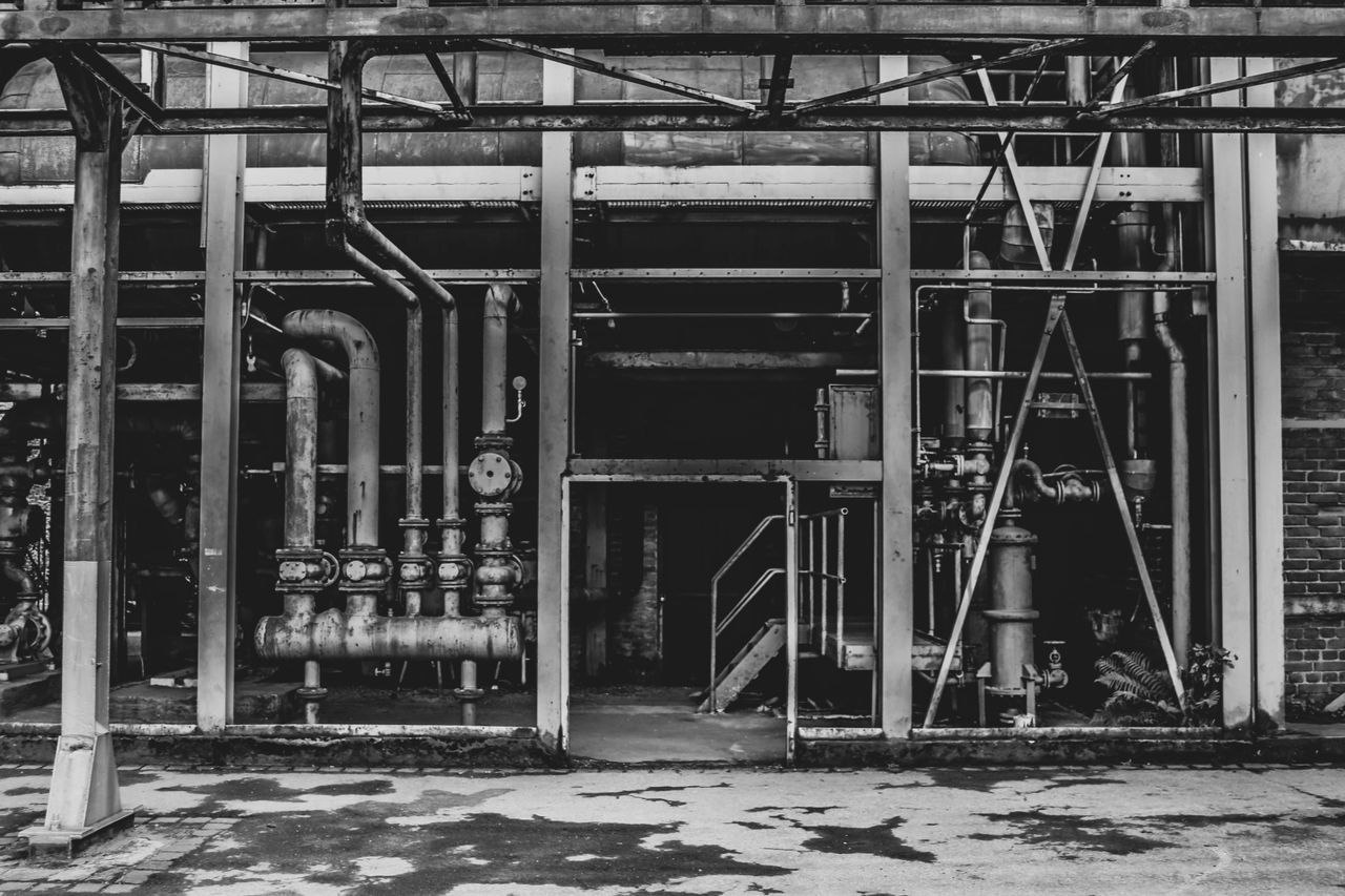 Detalhe editorial de tubulações em uma instalação industrial