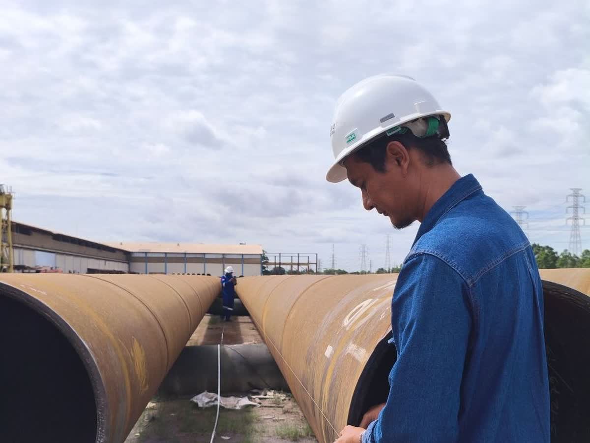 Profissional realizando inspeção técnica em tubulações industriais