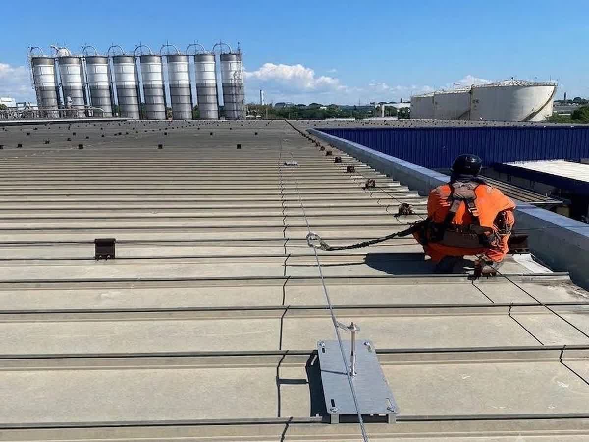 Sistema de linha de vida em cobertura industrial