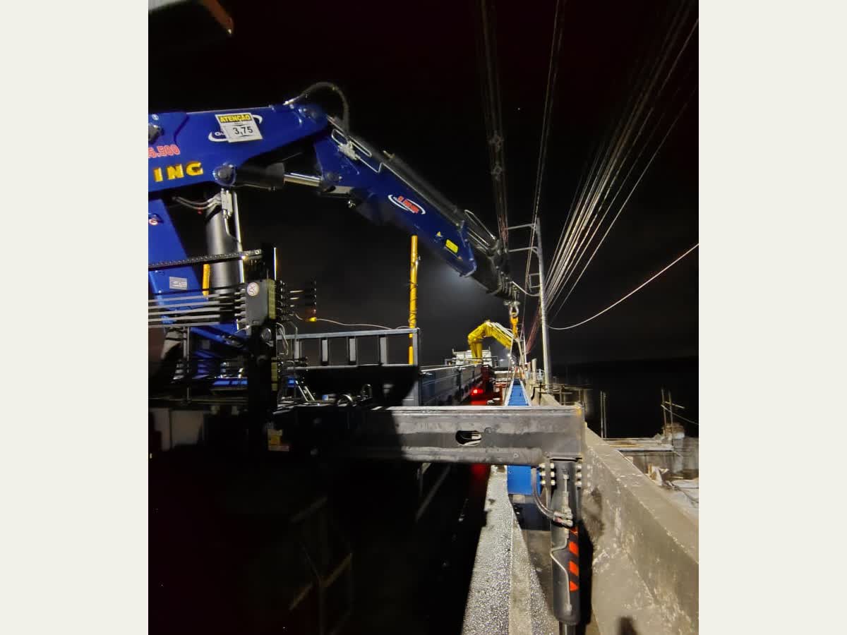 Caminhão Munck em operação noturna
